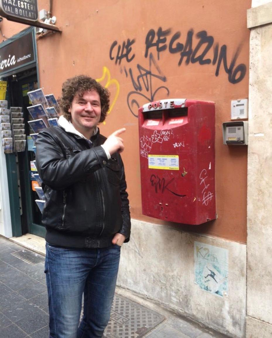Nino a Roma — sul muro: «Che regazzino»